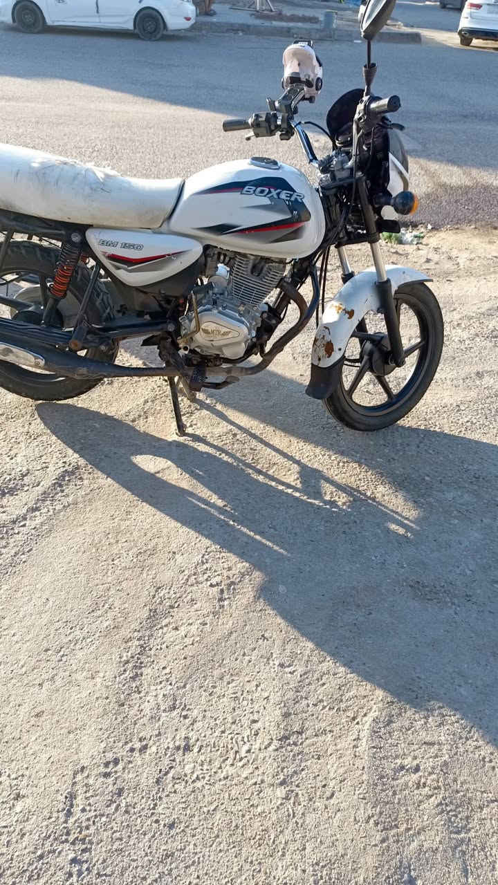 للبيع دراجه بوكسر  موديل 2022 بهيه محرك مبدل سوته  جديد وياه المحرك مالتهه بس محرك  قديم يرادله بس تجفيت   دراجه رقم وسنويه. راعيه يرد تحويل وتجي وشوفه عنوان الطويسه قرب الجسر الحمر رقم*********** وتساب الي ريدخابرسعرمليون 500 بيه مجل
