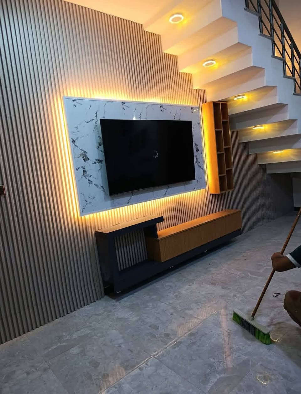 نعمل كافت تصاميم الديكورات ولواجهات الفوم واصباغ دقه وجوده عاليه في العمل لتواصل ***********
