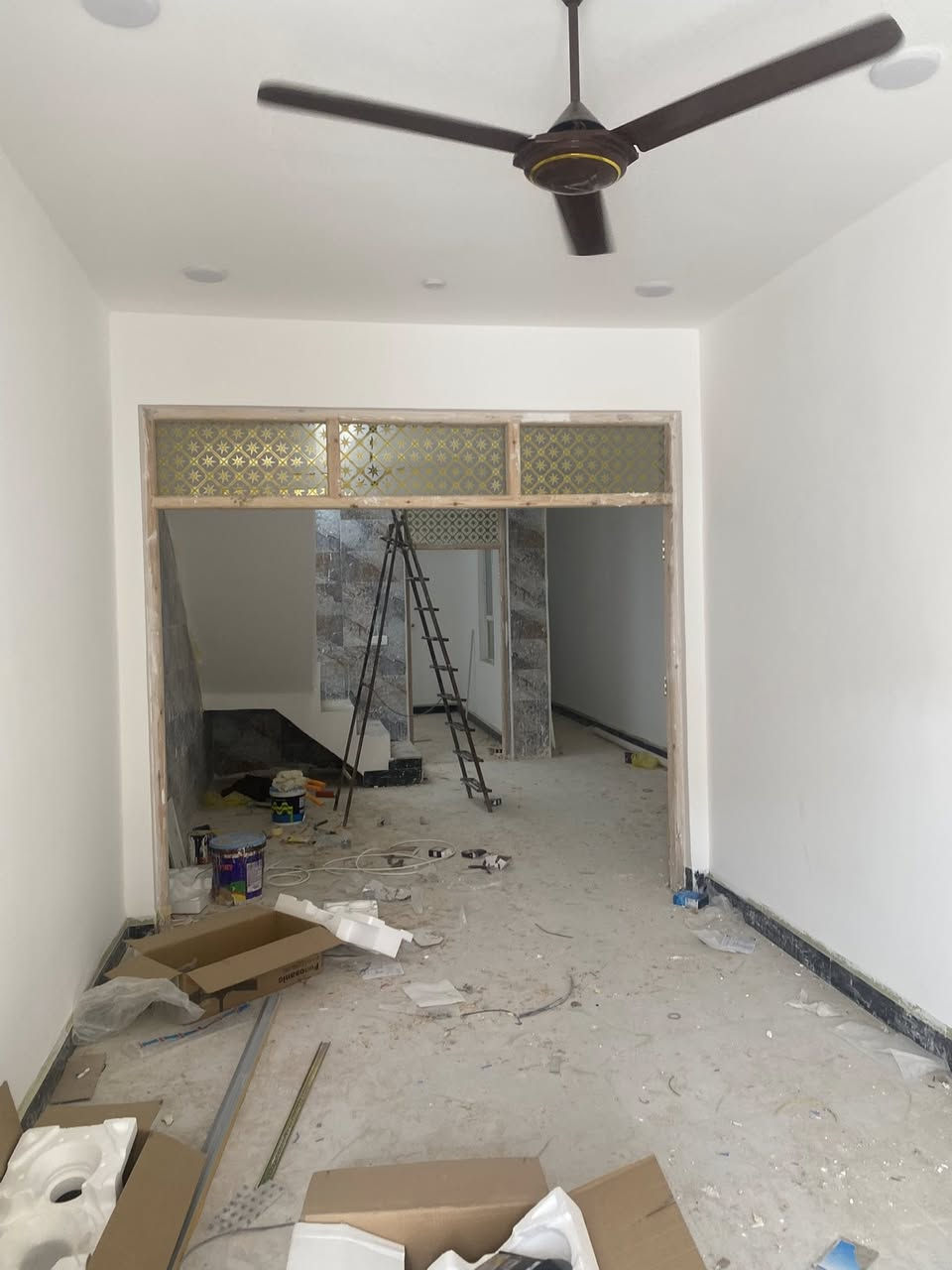 للايجار ًًًً'ىىىىىىىى مساحه 115جاهز كامل حتى المحجر غرفتين صاله استقبال مطبخ صحيات جديد وكامل حتى مراوح واناره وكيزر وتانكي وقريب على الشارع العام شارع المطار السايدين قرب جوهره العرب الايجار 250الف تدفع ست اشهر مقدمه ثم كل شهر بشهره بعد ذلك للاستفسار مكتب رعد النفاخ وتساب او رقم ***********
