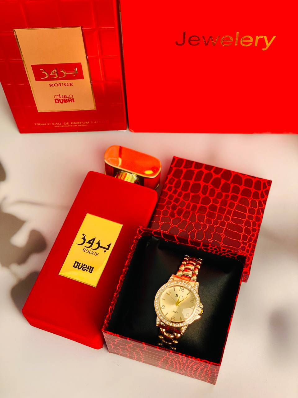 لأنها تستحق الدلال في يوم الحب.. ❤️✨

وقتك هو أثمن هداياي.. وحبك هو عطري المفضل. ❤️⌚️"
• "الأحمر يليق بك، والحب خُلق لأجلك. 🌹✨"
• "كل ثانية معك هي عيد حب جديد. ⏳❤️

أهديتك ساعة لتعلم أن كل ثانية أقضيها معك هي عمر كامل، وأهديتك عطراً ليبقى أثرك في المكان حتى في غيابك. أنت أجمل أقداري. ❤️⌚️✨

بتغليف راقي وبطاقة إهداء. 🎁❤️

السعر 27 الاف


**إذا كنت صاحب هذا الإعلان وتريد حذفه لأي سبب، رجاءا أرسل رسالة إلى الدعم الفني**