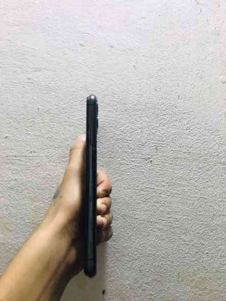 السلام عليكم

iPhone. 11.  pro.  Max 📍
ذاكره:- 256❤️‍🔥 
بطاريه:- مبدله %100 اصليه🔋
لون:- اسود 🖤
الجهاز مبدل شاشه اصليه والفيس ايدي واقف 💥 
الباقي كوله شغال✨
نضافه الجهاز 100%95 💯
العنوان:- بغداد جميله 
الاتصال:-***********
السعر:-240 قفل 💎
