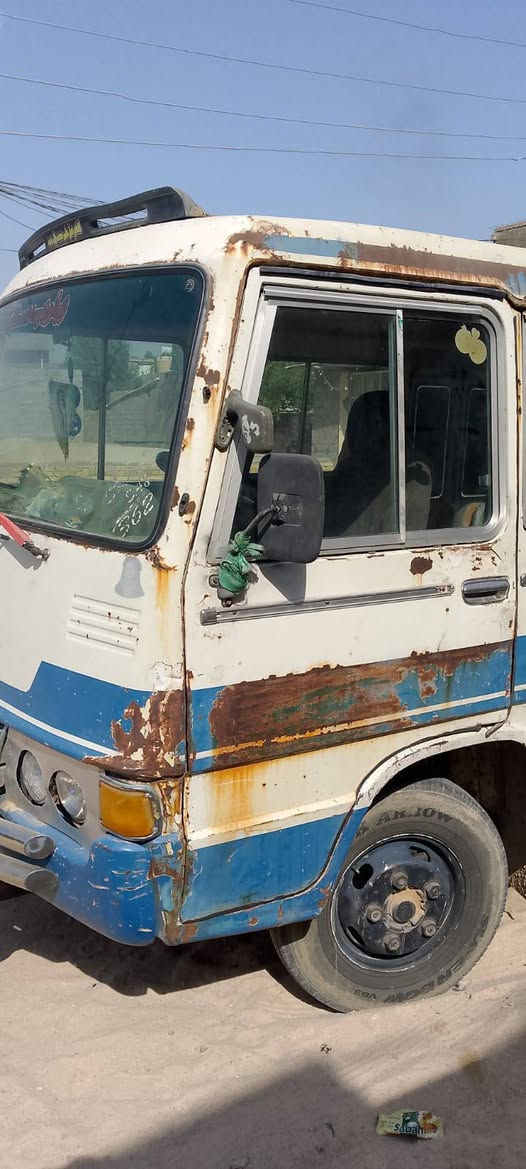 السلام عليكم 
كوستر موديل 82 للبيع 
رقم واسط مصفره من كلشي تريد تحول تريد وكاله ...مكينه وكير كيا بستا مكفولات اكسن شواصي مكفولات 
داخل نضيف سياره حلوه وجاهزه مابيها اي نقص 
مكان السياره كربلاء 
سعر اربع ملايين ونص .....اتصال فقط ‏‪***********‬‏
