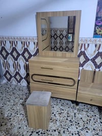 غرفة نوم متكونة من كنتور  وچرباية وميز تواليت وملحقاتهن  مكاني بالزعفر...