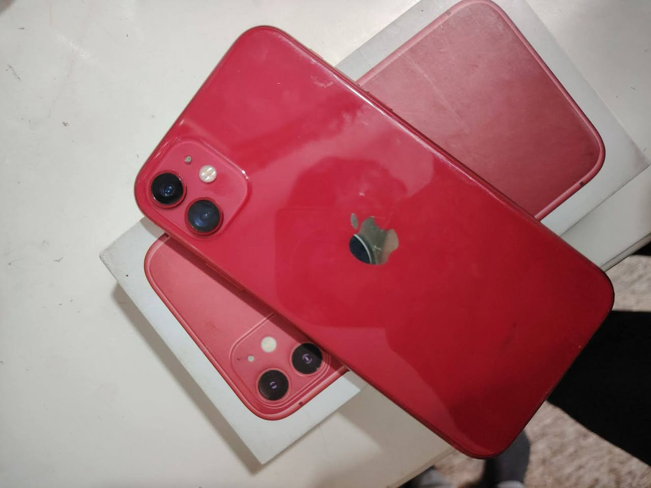 سلام عليكم ايفون 11 عادي  نضيف كلش مكفول فقط مبدل بطاريه 100 اصليه ميصرف شحن ابد باقي كله مكفول كامره تخبل السعر 300 وبي مجال مكاني كوت خاجيه شارع 40 رقمي ***********
