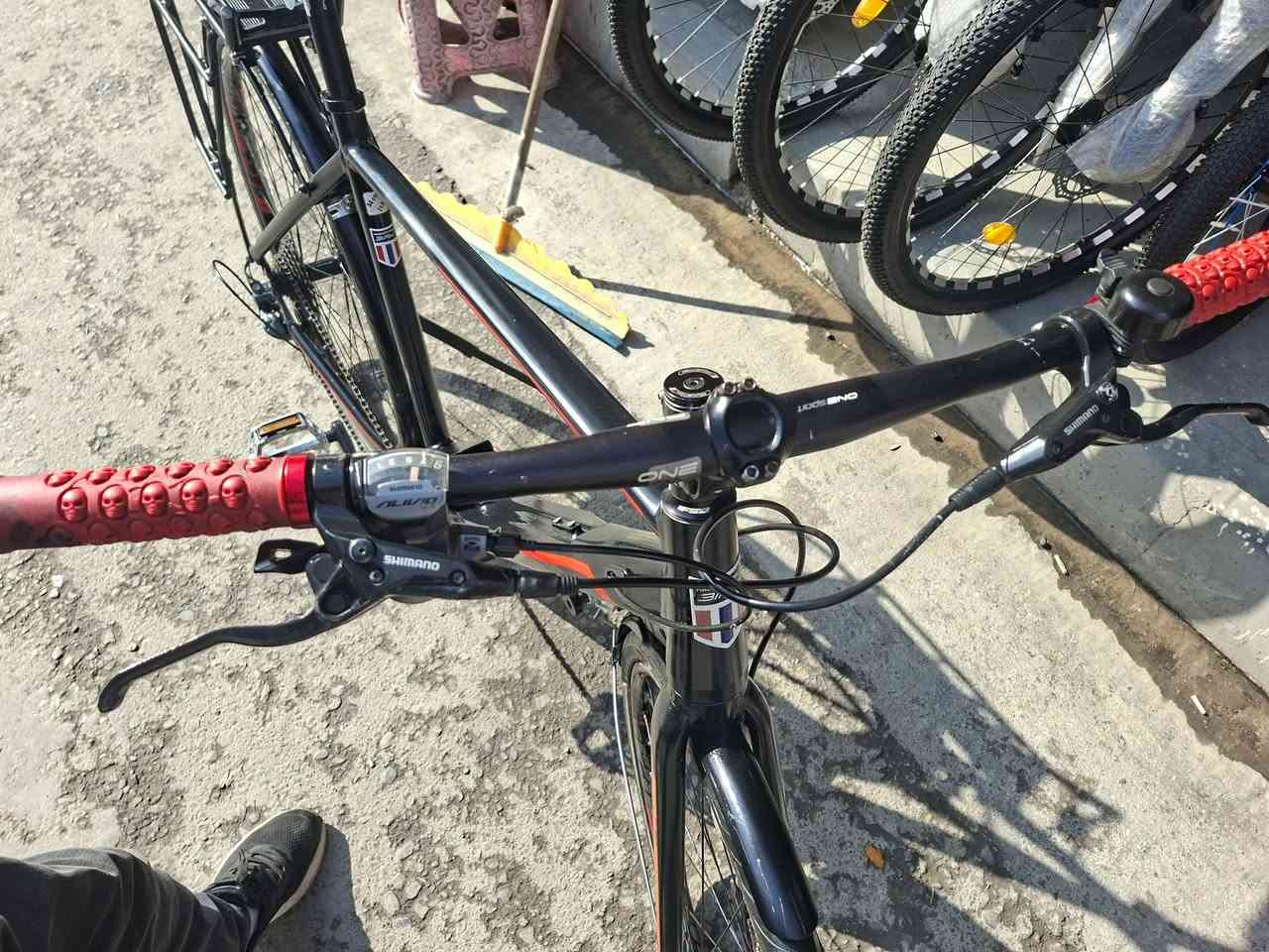 دراجه حجم 28
بريكات دهن عيملاق شيمانو mt200
 بي سيبايه جاملغات بيلاد وضع وكاله 
9 گير شيمانو deore 
ستيرن متحرك 
شحن دراجه بدون بطاريه هسه حاليا دراجه بدون مساعد شحن
اطارات خط فسفوري 
عنوان اربيل سوق باسكيلات مقابل گراج سلام 
متوفر توصيل كافه لكل محافظات عيراق 
*********** واتساب 
بنسبة سعر بلاش 200 الف فقط  
👆👆👆👆👆👆👆👆👆
