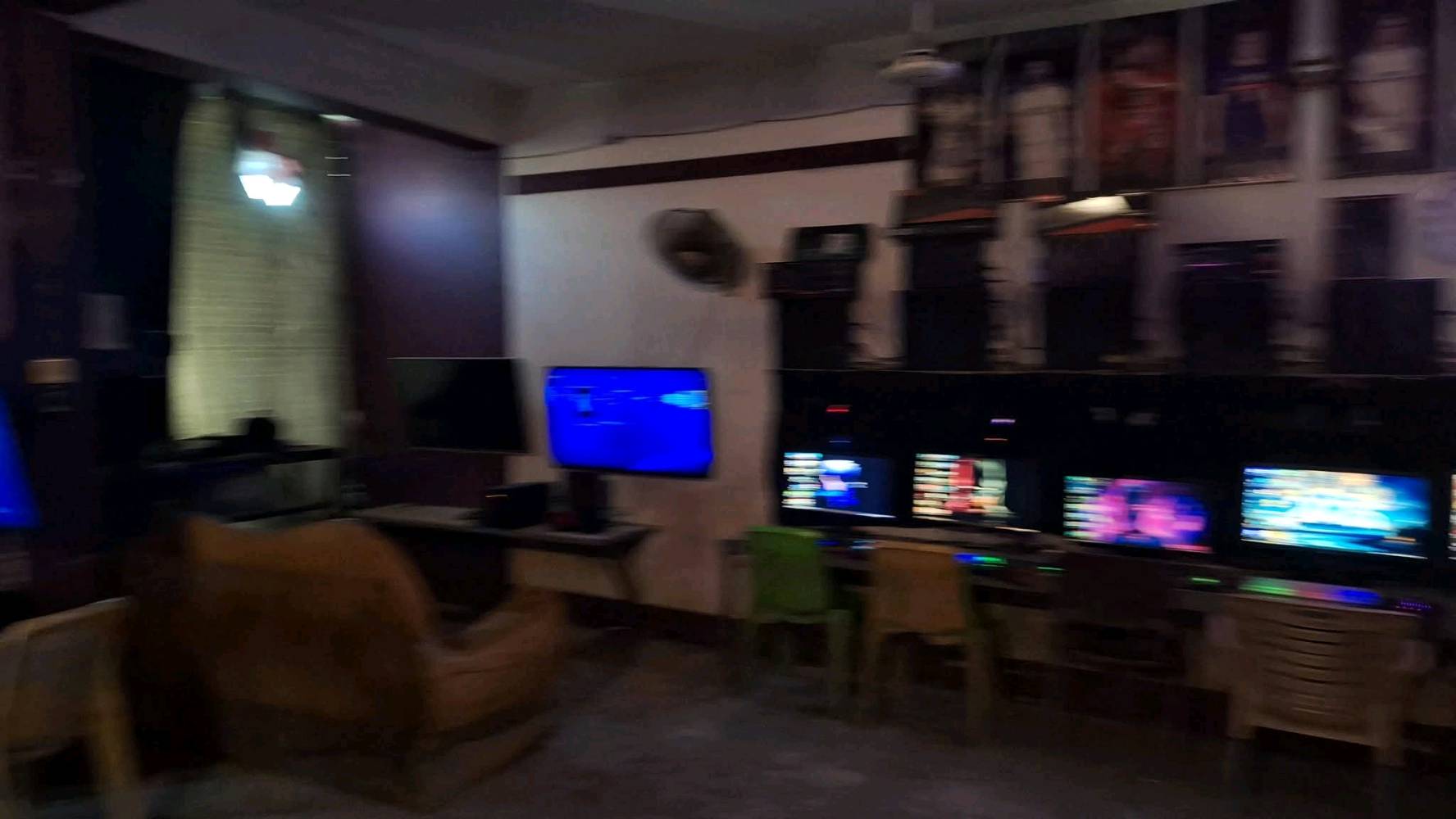 🔥 **قاعة حاسبات وبليّات للبيع 📍 **الموقع:** بغداد – البياع / المعالف
 
💻 **تفاصيل الحاسبات:** • 16 حاسبة كاملة (شاشات + كيبورد + ماوس) • المعالجات: Intel Core i5 (الجيل الأول، الثاني، الثالث، الرابع، والسادس) • الهارد: SSD لكل الأجهزة • الرام:  - 8 أجهزة رام 16GB  - 8 أجهزة رام 8GB • كروت الشاشة:  - 10 أجهزة GT 1030 (2GB)  - باقي الأجهزة كروت أقوى مثل GTX 1050 Ti
 ويوجد حاسبة قويه كوراي ٥ جيل عاشر كرت 1660ti
🎮 **تشغل ألعاب قوية مثل:** GTA V – PUBG – Call of Duty (أجزاء هواي) – Counter-Strike – ألعاب زومبي – ألعاب سيارات – وألعاب هواي غيرها الحاسبات كلهن وندوز 10 مأكتف تعاريف كامله حاسبات سلسات كلش مابيهن اي تكطيع ب اي لعبه 
 
🎮 **البلي (PlayStation):** • 4 5أجهزة بلي مع جوستكات إضافية • 5 شاشات مخصصة للبلي
 
📡 **التجهيزات الكاملة:** • منظومة كاميرات (كاميرات + شاشة عرض) • انترنيت كامل للحاسبات + راوتر للموبايلات • سبالت عدد 2 • مكيف عدد 1 • مبردات عدد 3 • بنكات عدد 5 • ساحبات عدد 5 • فيشات ويو بي اس لكل الأجهزة • مولدة 20 أمبير مع إطفاء تلقائي • كراسي + قنفات جاهزة
 
⚡ **مشروع متكامل وجاهز للشغل فوراً – بدون أي تعب أو تجهيز!**
 
📞 **للتواصل:** *********** (اتصال أو واتساب