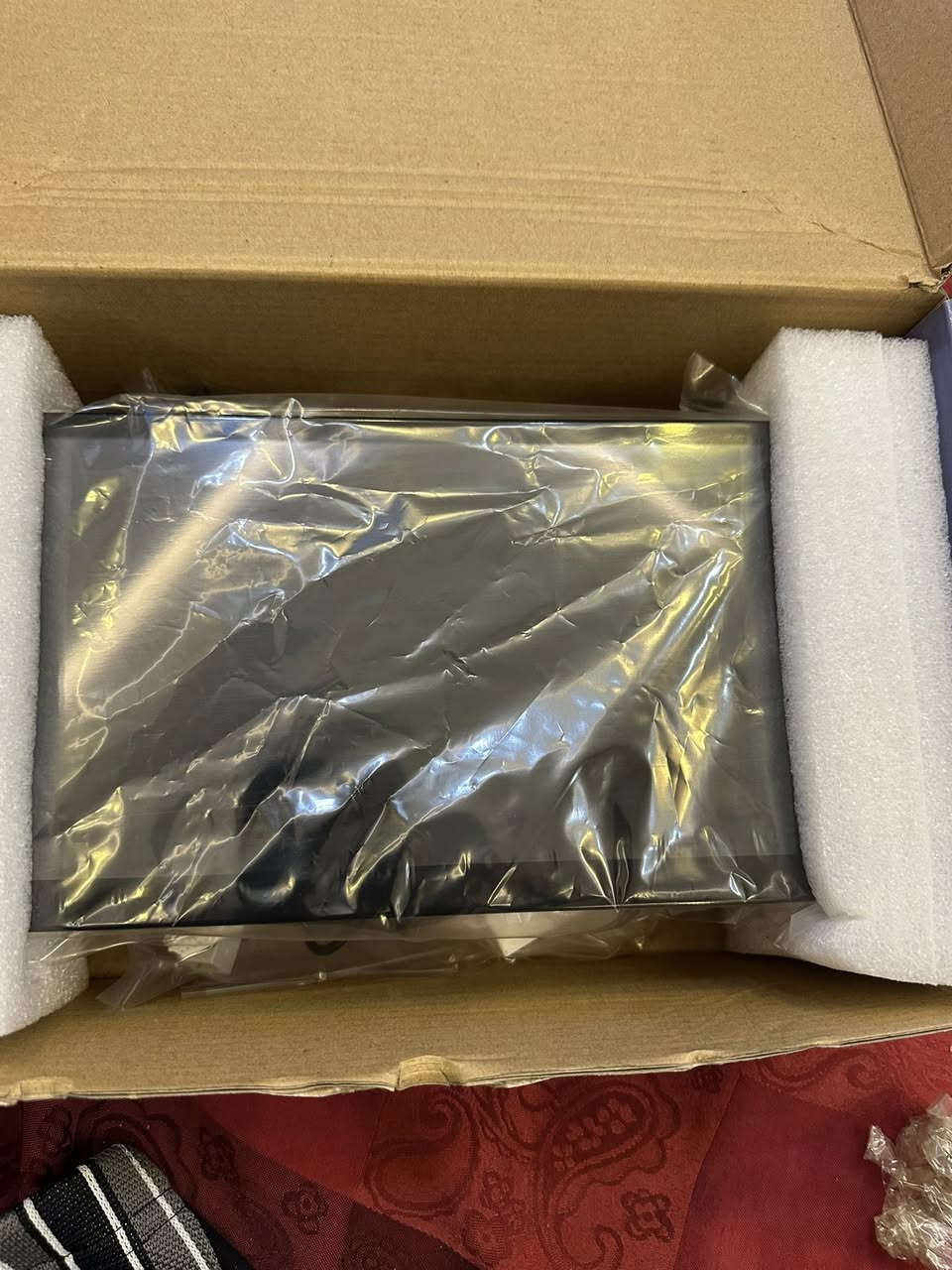 السلام عليكم شاشة جديده كلش مع الايطار وكآمل الملحقات  للبيع ومواصفات حلوه للبيع السعر 100الف اي استفسار اتصل على موبايل ***********
