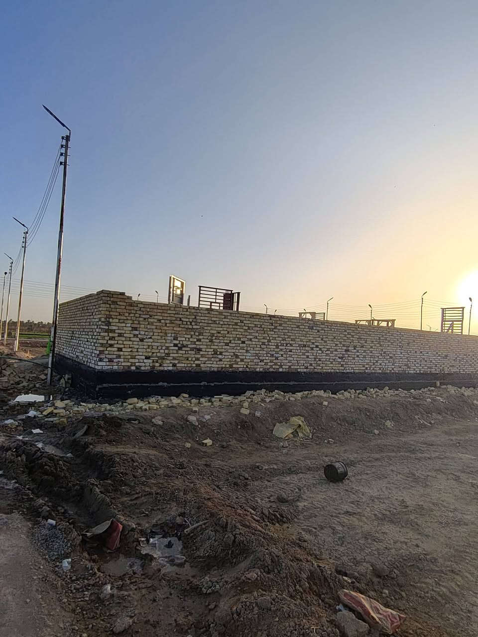 أخر قطع في مجمع أم البنين في غماس قرب المستشفى الجديده قرب الملاعب الخماسيه جميع المساحات متوفر وأسعار مناسبة  خدمات كامله ماء كهرباء تبليط شوارع عرض شارع 10 متر وأنارت ليليه طابو زراعي سند 25 تحويل بسم ألمشتري أستفسار ***********حيدر
***********
