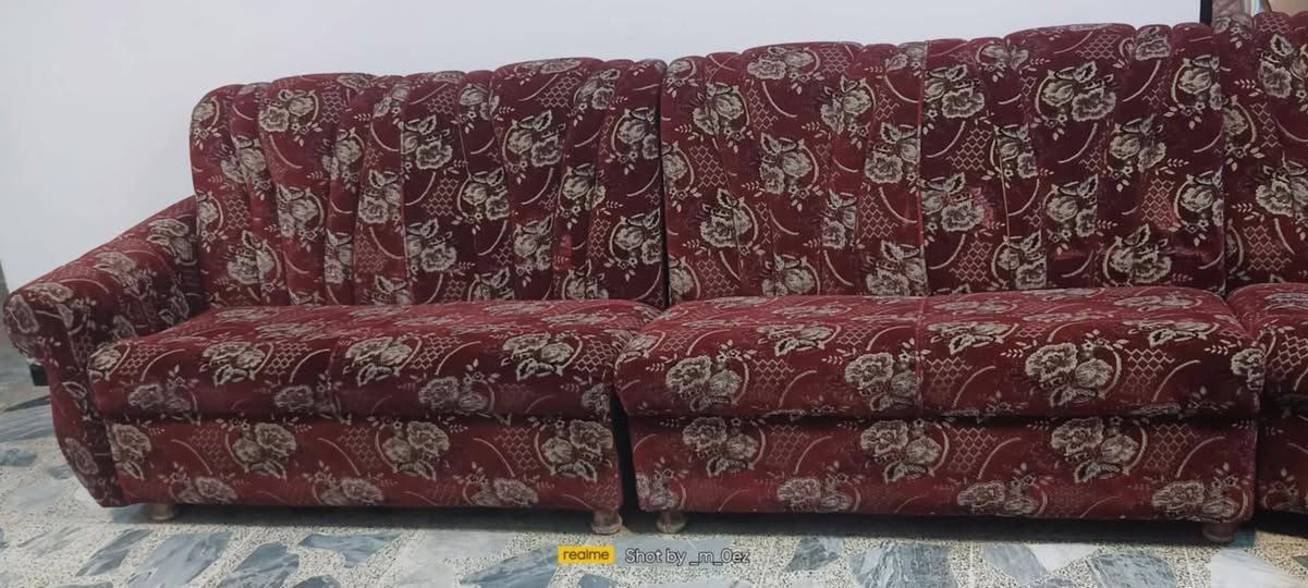 ديوان   على شكل حرف L طوله ٧  متر نظيف السعر ١٠٠ ألف
الاتصال على رقم  ***********

