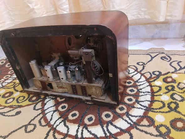 راديو عدد 2 والنحاسيات واحد شغال والثاني يحتاج تصليح قيم وأخذ ***********
