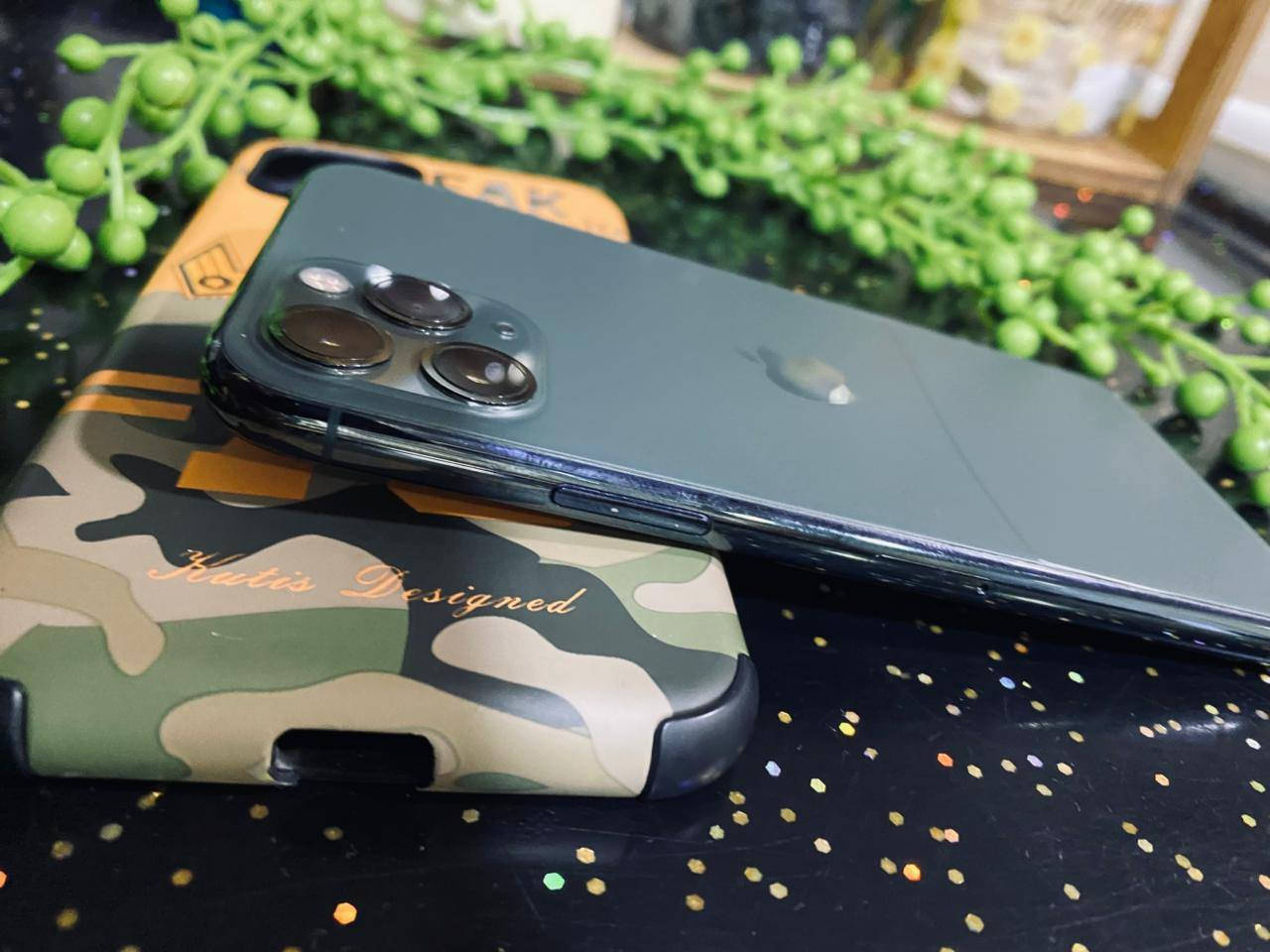 ايفون 11 برو برو فقط 
جهاز كلش نضيف مكفول بس فطر بضهر خط واحد 
ذاكرته 256
بطاريته 92
نموذجه m
السعر 250 وبي مجال شويه 
***********
