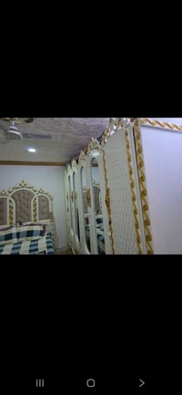 عندي غرفة اخشاب نجارة وحجمه جبير  بعده جديده اريد ابيعه ماخذه ب 3 وبيه...