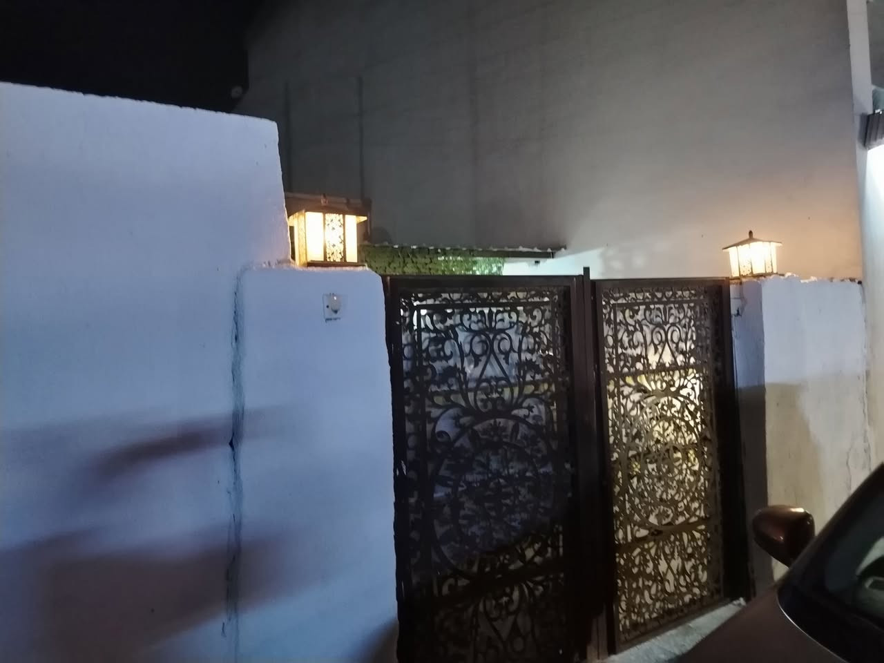 السلام عليكم. 
بيت للبيع 150 متر 7.5 ×20 في بغداد منطقة حي الفرات قرب مطار بغداد زقاق 18 قرب مدرسة الطبري بظهر جامع  الفرات مباشرتا اول قطعة بضهر الجامع  أرقى مكان بحي الفرات
بناء قديم بس ترميم جديد يحتوي على صالة مطبخ حمام عدد 2 وغرفة نوم عدد3 الأرضي 2 نوم والطابق الثاني 1 نوم  وطرمة كبيره  
للأستفسار الاتصال *********** متوفر واتساب
