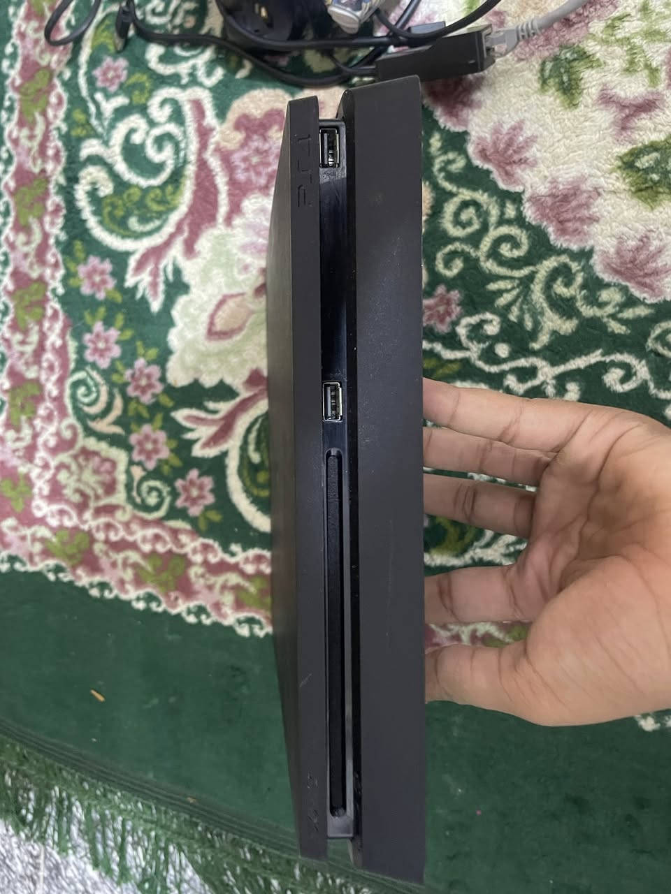 سلام عليكم احبتي
بلي 4PS مهكر بي ١٠ ألعاب لو اكثر  1 تيرا البلي كلش نظيف وما مفتوح بي برغي محتويات البلي كيبل تشغيل وكيبل اجدي وكيبل شحن ومع يدات 2 للاتصال ***********
