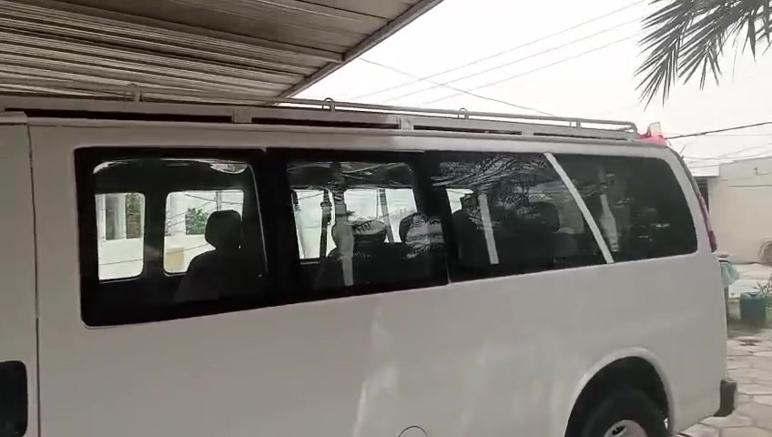 السلام عليكم سفانه موديل 2006 شوفرليت 14راكب كامله مكمله كبل لشغل تبريد شغال ثلج مكينه 6100دواخل نضيفه هاي  خطه بغداد موصل تصويره *********** سعره 95وبيه مجال أن شالله

