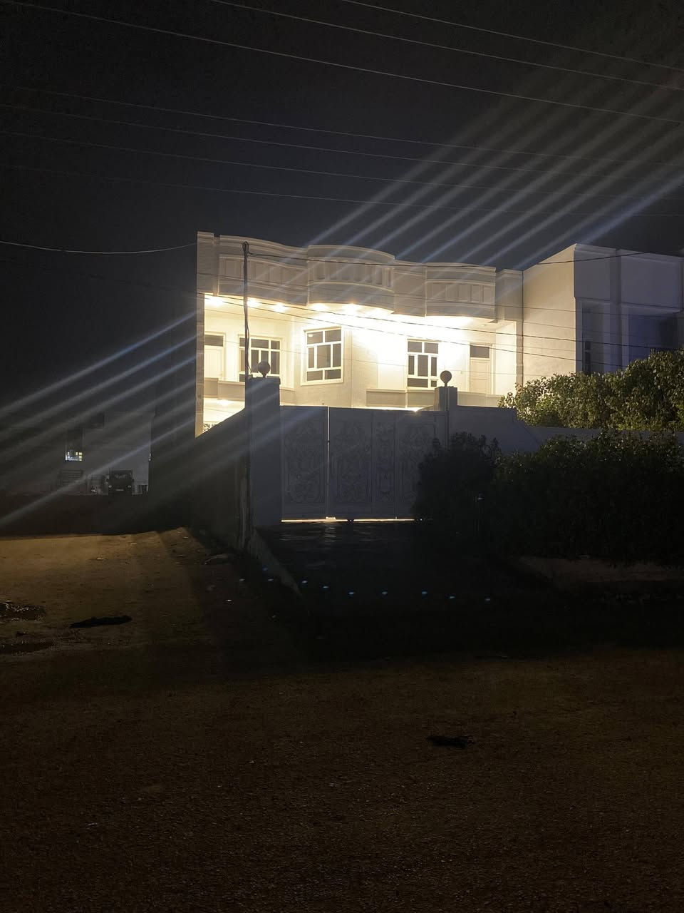 دار للبيع الفلوجه حي الأمين قرب جامع السلام شارع 20  المساحه 250 متر سند واقع حال 375 متر 5 غرف نوم بيت جاهز السعر 285 مليون  للتواصل  ***********  / *********** / ***********/ غير متواجد على الفيس
