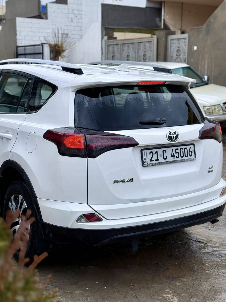 Toyota Rav4 2016 Le AWD
ڕەنگ سپی بەفری ناو ڕەش و تحدید سرعة گێڕ ئۆتۆماتیک و 6 گێڕ عادی و لایت زینۆن وایەرلێس چارج و کوشن سارد و گەرم و سێ مۆدی لێ خوڕین 
ECO w Normal w Sport
سەیارەکە زۆر جوان و پاکە و سێرڤسی عامی بۆ کراوە و بە ناو خۆمەوەیە و  ماڵی خۆمە تەنها دوو پارچەی بۆیاخە و کەمیك وردە ساردی هەیە و سۆنەریم داناوە سەنەوی و ژینگە و ڕێگە و بان و ڕەقەمی نوێیە تا 2028
گێڕ و مەکینە و تحویل غرامەی بە شەرت
نرخ/155وەرەقە و مەجال
ژ.م/***********
***********
0750 956 4987
0770 429 3032
