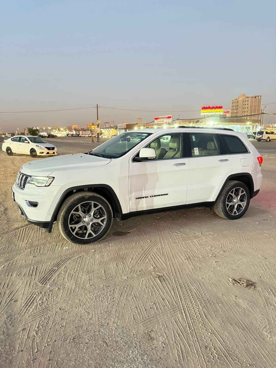 جيب موديل ١٩ لميتد بلاس خليجي 

كفاله سياره من صبغ ولبارد ولتبديل ماشيه ٨٢ كيلو
بانروما ٣ شاشات  تشغيل عن بعد كشنات حار بارد وجلد 
جنطه كهرباء وموصفات الجيب المعروفه رقم شمالي باسمي
مكانها النجف عارضها ب ٢٩٥ وبيها مجال 
***********
