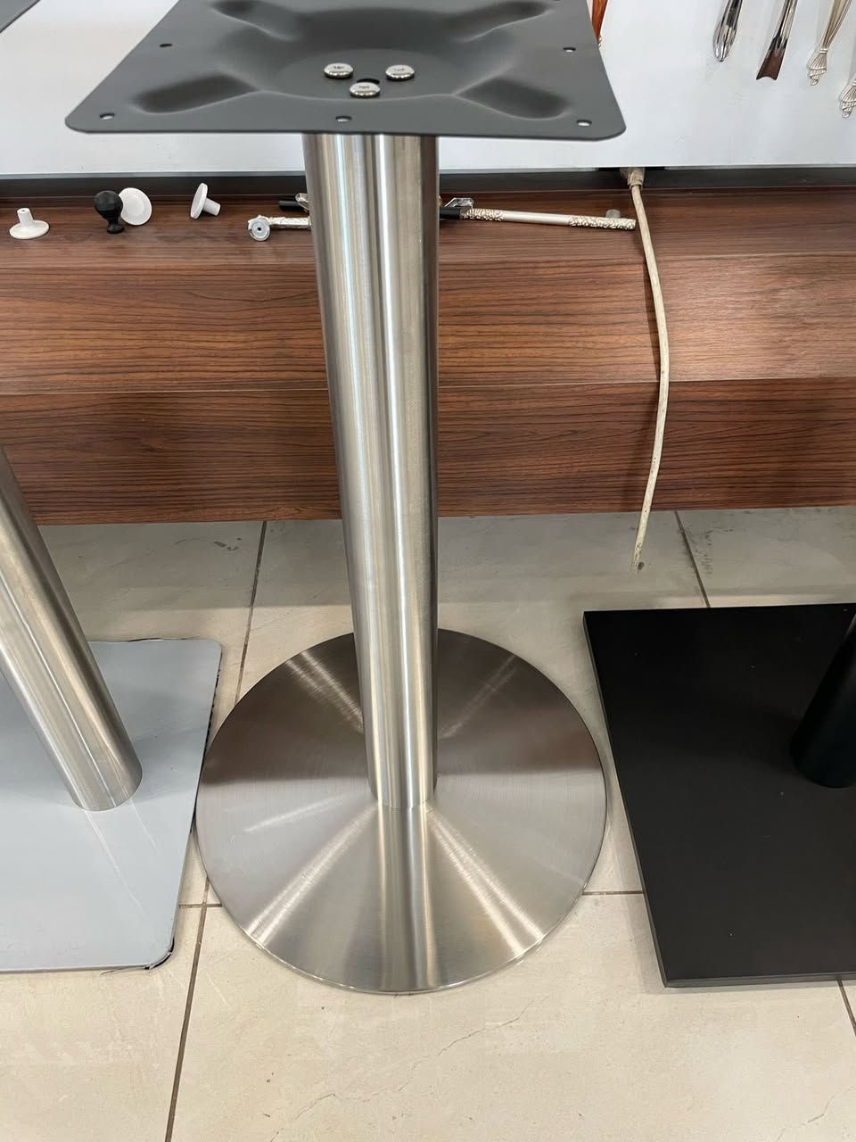 قاعدة طاولة حديد ثقيلة للمطاعم والكوفي شوب 🍽️☕️
‼️ تجهيز السطح اختياري - HDF بالون بريس بأكثر من ٤٠٠ لون ‼️

✔️ ثبات عالي يتحمل الاستخدام اليومي
✔️ تصميم أنيق يناسب الكوفيات والمطاعم العصرية
✔️ دهان أسود مقاوم للخدش والصدأ
✔️ مناسب لطاولات الرخام، الخشب وHDF

📍 خيار مثالي للصالات، التراسات، والكافيهات
📦 متوفر الآن – كميات محدودة
☎️ للحجز راسلنا واتساب :
***********
