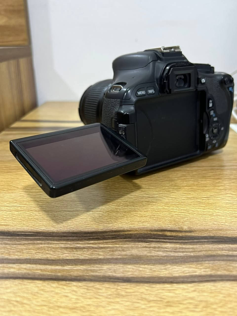 للبيع كاميرا Canon EOS 600D DSLR
كاميرا بحالة جيدة ومناسبة للتصوير الفوتوغرافي وصناعة المحتوى وتعلم التصوير.

المواصفات:

* Canon EOS 600D
* دقة 18 ميغابكسل
* تصوير فيديو Full HD 1080p
* شاشة متحركة (Flip Screen)
* عدسة Canon EF-S 18-55mm
* فلاش مدمج
* أوضاع تصوير احترافية ويدوية
* تدعم تصوير الصور بصيغة RAW

الحالة:

* الكاميرا تعمل بشكل ممتاز
* العدسة نظيفة

مناسبة للمبتدئين وصناع المحتوى والتصوير اليومي.

**وتأتي مع ملحقاتها (شاحنة للبطارية ،كيبل نقل البيانات )
** والصور الأخيرة توضح جودة تصوير الكاميرا

السعر: 400 الف بي مجال حك الجية

الموقع: حي الجهاد - شارع المضخة الثاني- فرع صيدلية ورد بغداد

للتواصل على ماسنجر 
او
الواتساب : ***********
