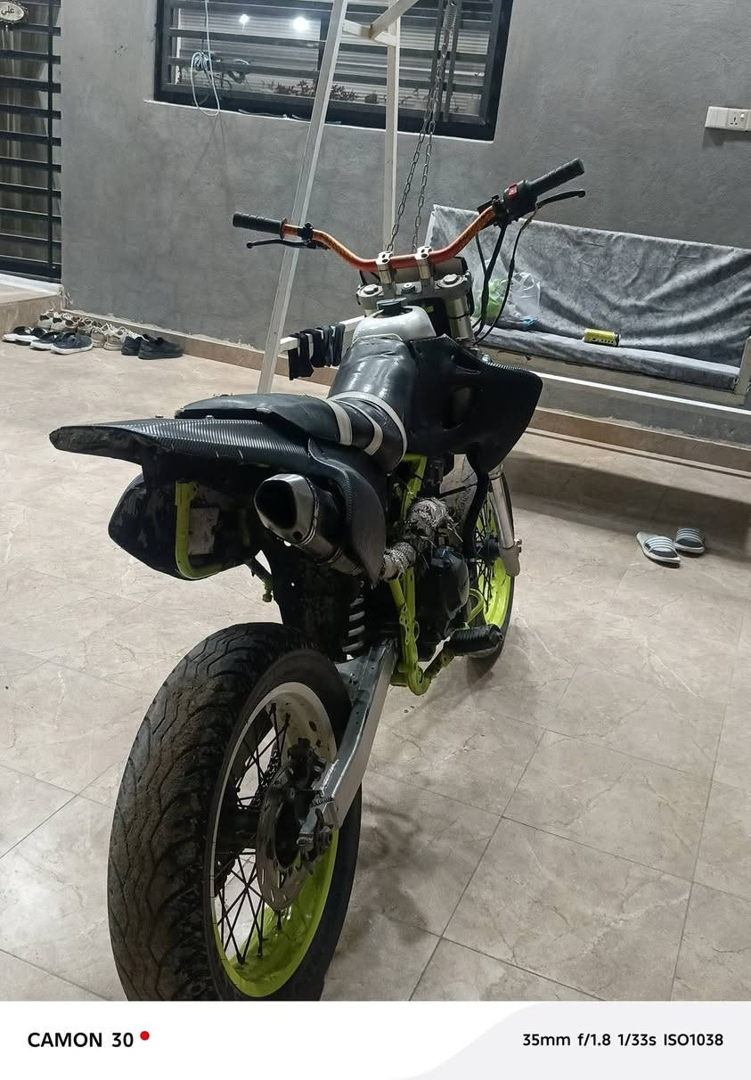 سلام عليكم قفاز CRF 250 ياباني للبيع نقصها بريك خلفي فقط سعره اخو البلاش ***********
