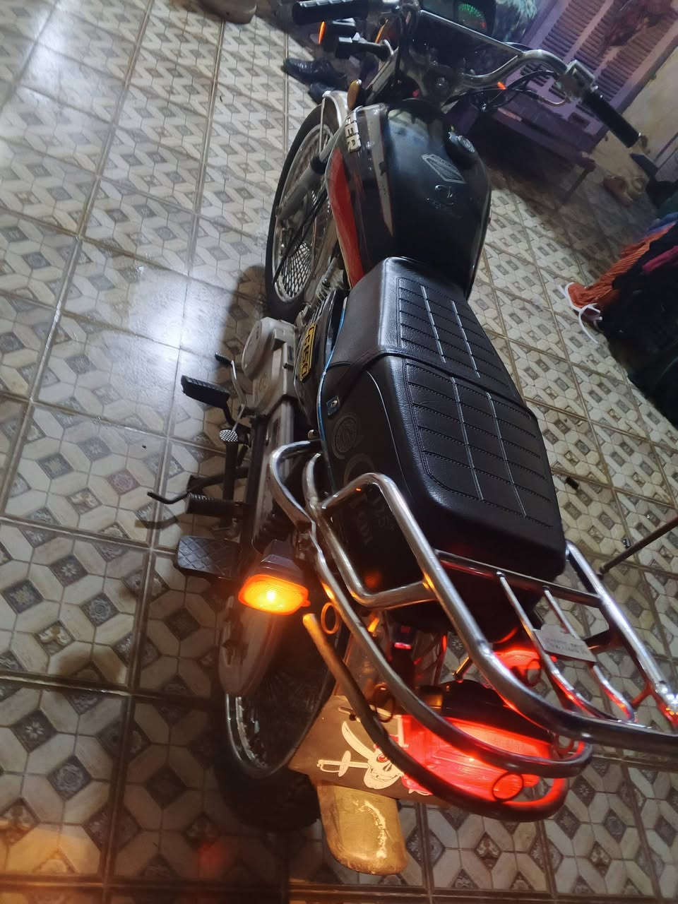 سلام عليكم دراجه تايكر موديل 20دراجه حلوه ونظيفه بلاديه بدون اي نقص اوراق كورتونيه  سعره 425وبيه مجال للشراي مكاني ديالى بلدروز رقم ***********
