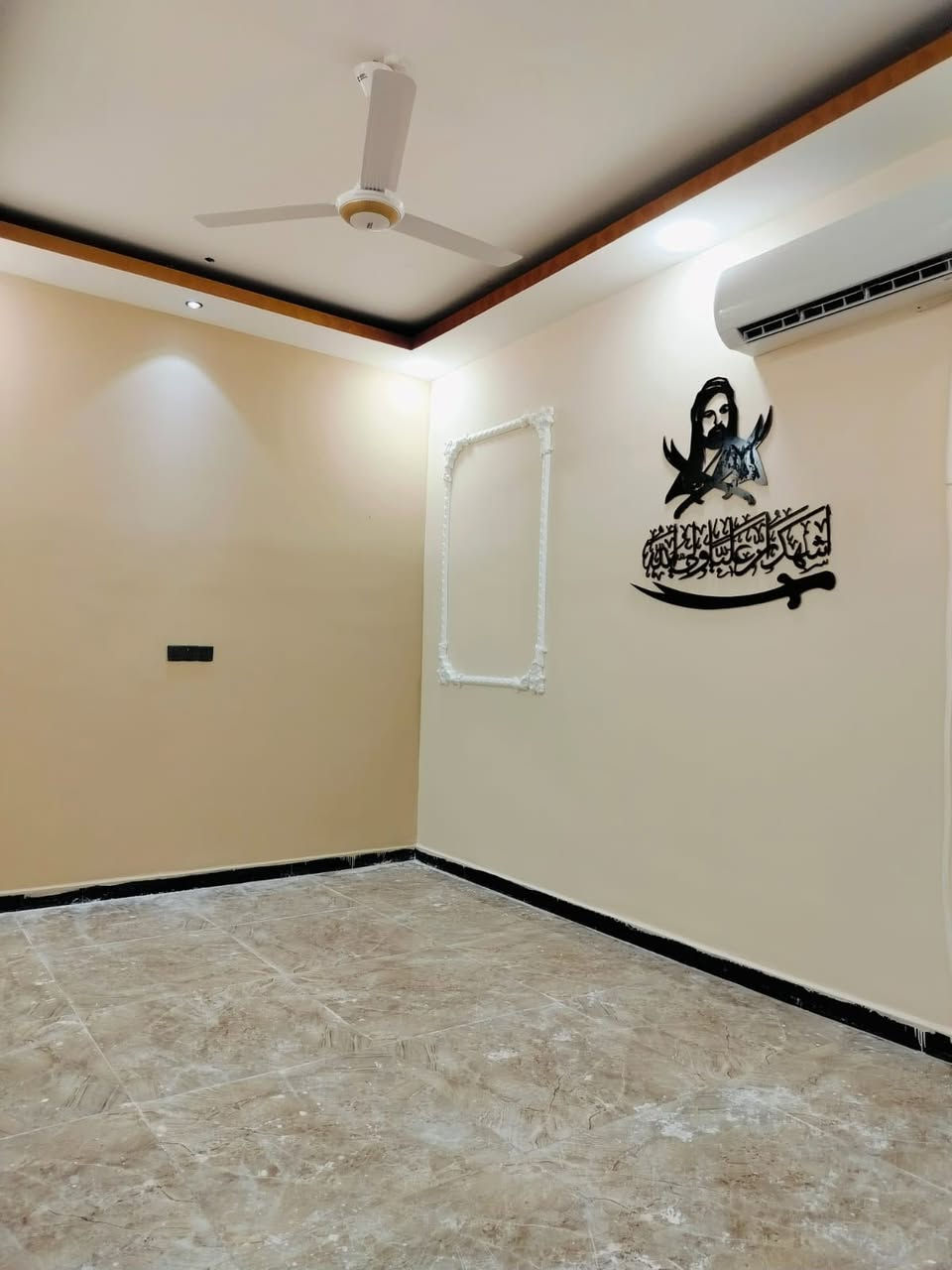 دار سكن للبيع 

العنوان / حي آور شارع السبيس 

المساحه / 100 م امامي 

تفاصيل البناء/ طابقين مسلح حديث 

ط١/ صاله استقبال غرفه مطبخ صحيات 

ط٢/ صاله ٣ غرف نوم صحيات 

للمزيد من التفاصيل يمكنكم التواصل معنا على الرقم التالي 

***********

***********
