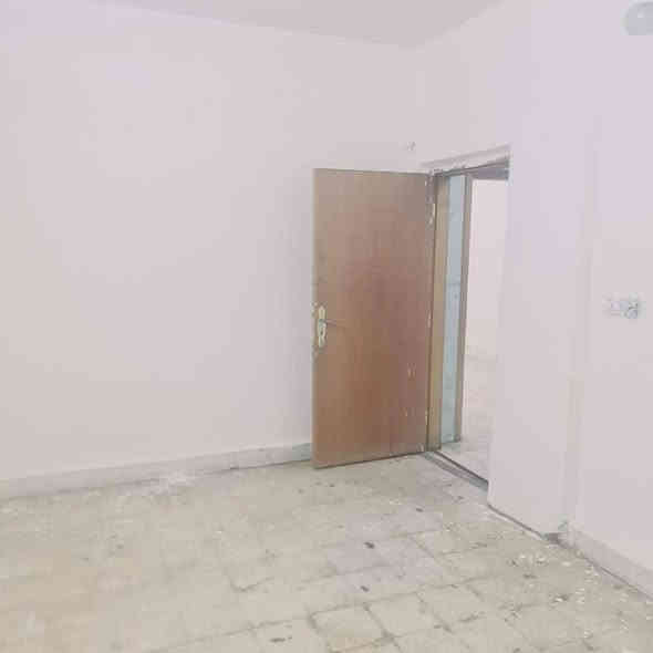 شقة غرفتين وصالة ..حمام داخلي.. وحمام خارجي...مطبخ  ..أرضية باب  خارجي معزولة عن العمارة  مشتمل صغير...تقاطع  كرادة خارج...مقابل فندق قصر المسبح..فرع مقابل مأكولات صباح العربي 
*********** سر قفليه
