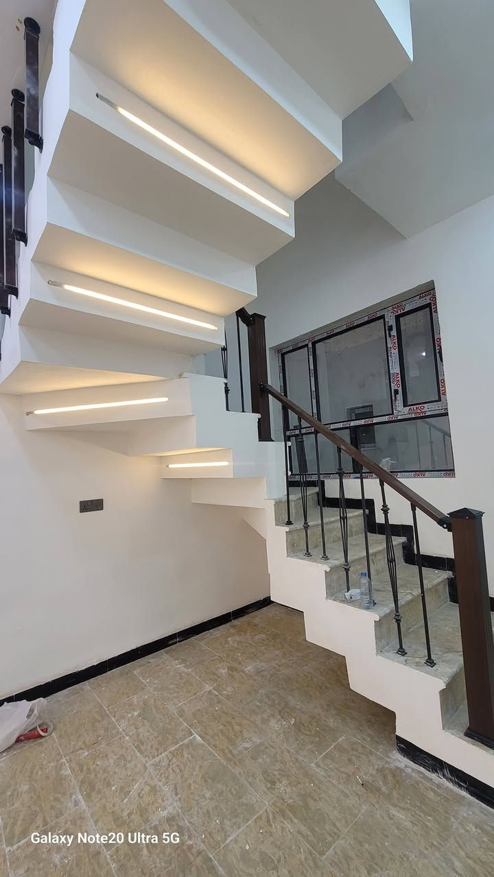 دار ١٠٠م للبيع دور الضباط
١٠٠م للبيع حي الجهاد دور الضباط على شارع ١٥م 
بناء حديث ابواب قاصه شبابيك المنيوم الارضيات مرمر فول مودرن 
يحتوي على ثلاث غرف نوم ومطبخ معزول ومناور عدد٢ وصحيات 
لطلب السعر او الاستفسار *********** ابو يوسف
