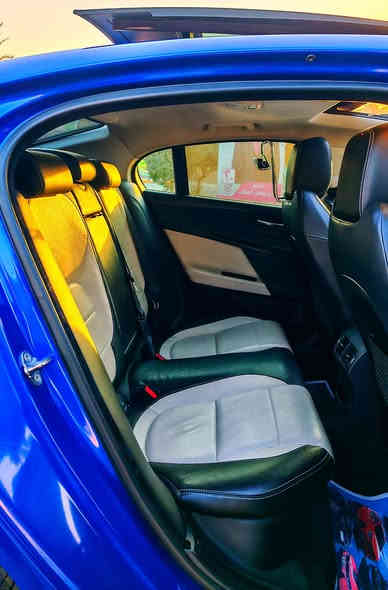 جاكوار JAGUAR XE 2019 خليجي وكالة سردار ماشية 99 الف، رقم بغداد. فئة سبورت.
المواصفات: محرك , سعة 2.0 لتر (Turbo) , سقف بانورامي, مقاعد جلد رياضية مكيفة, كاميرا خلفية, حساسات استشعار خلفية + أمامية, بصمة تشغيل/ اطفاء المحرك, تشغيل عن بعد, دخول ذكي (بصمة دخول لاربعة ابواب) , مصابيح ضباب امامية (كشافات), ازرار تحكم متكاملة مدمجة بالمقود (بلوتوث + نظام صوتي + مثبت سرعة), شاشة معلومات وترفيه وسطية كبيرة جدا, نظام تكييف مزدوج المناخات (dual zone Ac), نظام مراقبة النقطة العمياء في المرايا الجانبية, , نظام الرؤيا الليلية.
معلومات المركبة: جاكور XE موديل 2019 ,سيارة نظيفة جدا بدون صبغ    
الهاتف موجود واتساب. ***********
