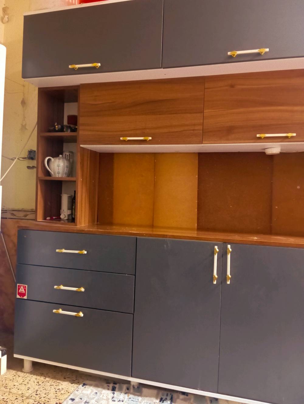 كاونتر مستعمل نضيف اخو الجديد حجمه 3مترات و نص و معه سنك مترين حجمه 