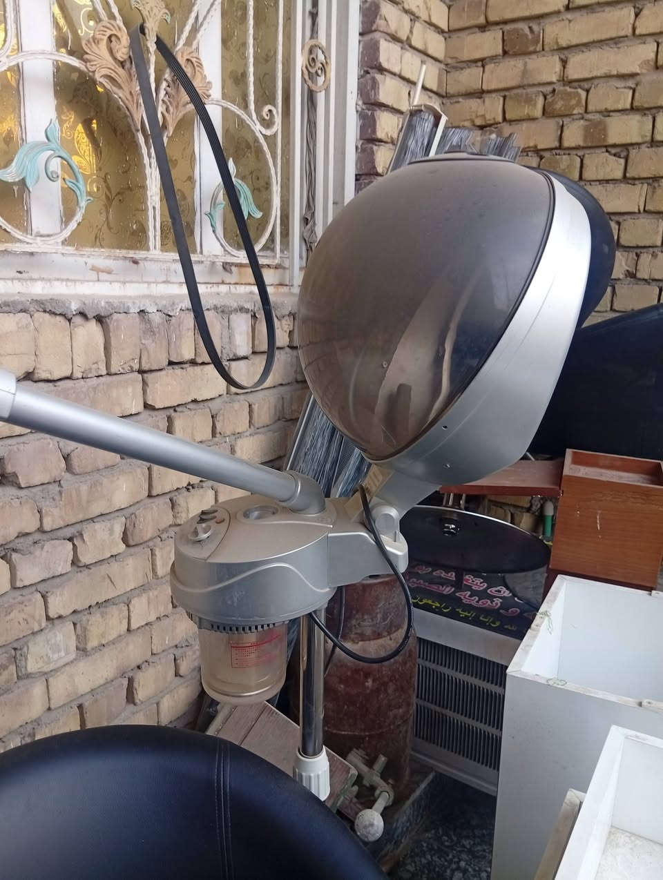 اغراض للبيع 
1/ كراسي دوار عدد9
2/مجمده 
3/طبلات عدد 5
4/ديكور ورد.
5/جهاز حراري مال شعر 
6/ مكتب و طبلات NDFخشب 
العنوان ميسان حي الشهداء للستفسار الاتصال على الرقم ***********
