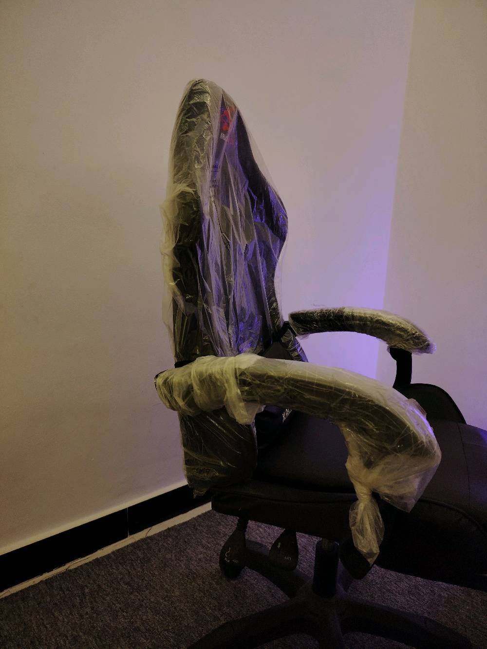 كرسي كيمنك ماركه KALOWICE يحتوي على تدليك جك هيدروليك متحرك 360 درجه انحناء 180 درجه السعر 130 الف وبيه مجال بسيط