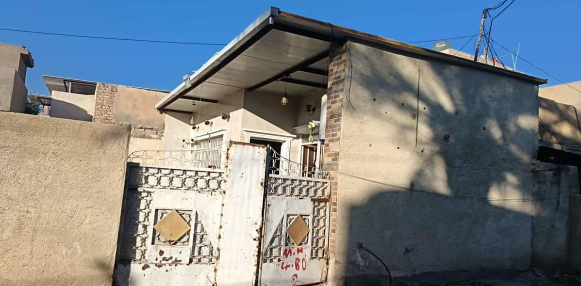 ١٠٠م للبيع رقمها ١١٠٢ فيها غرفه ومطبخ وحمام وجه ١٠ ونزال ١٠ السعر ٥٣ /*********** حي السكري القديم ثالث فرع عن جامع الأمين
