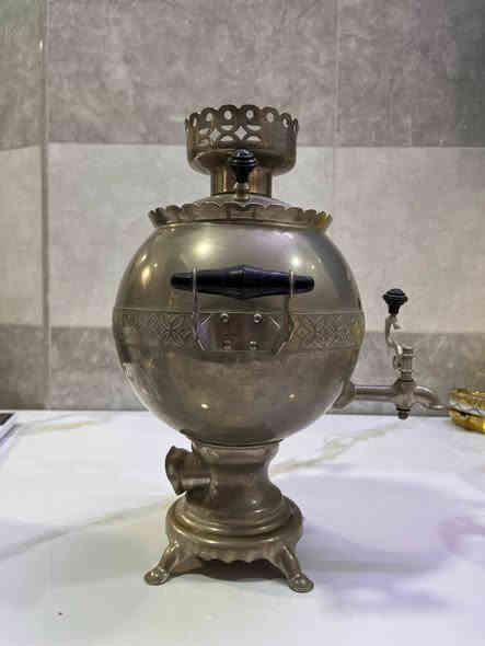 للبيع سماور روسي من ايام الاتحاد السوفيتي قيم وخذ الاستفسار على الرقم ***********
