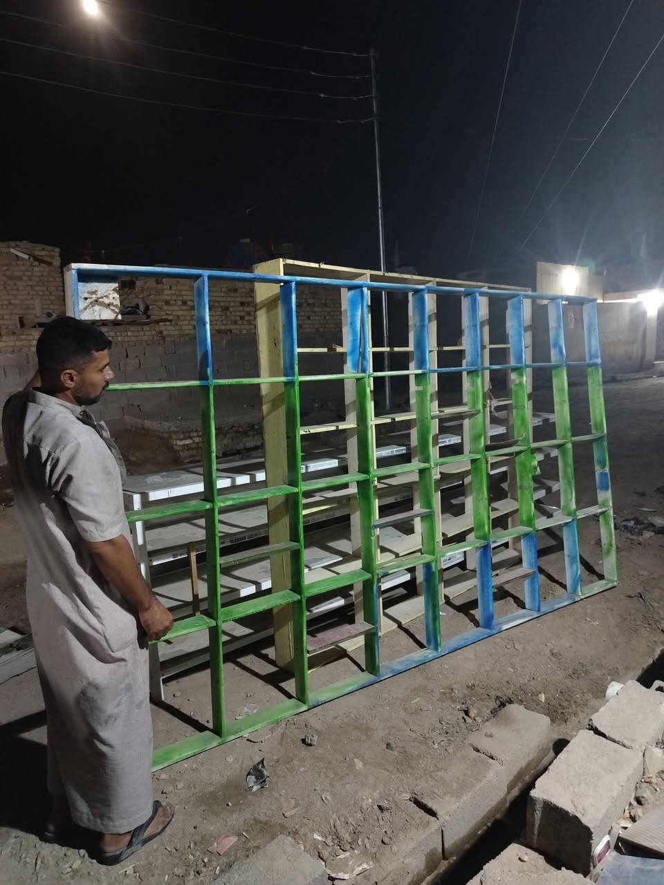 يتوفر للبيع 
رفوف محل، نظيفات ومثل مابالصور 
للتواصل:  ***********
