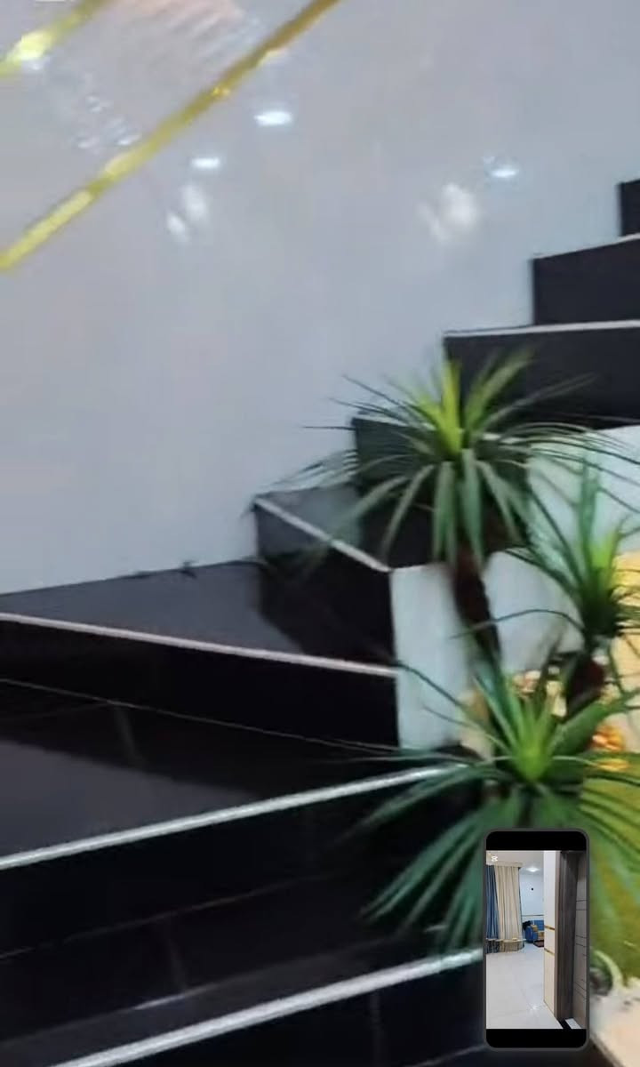 ## 🏠 **فرصة العمر.. بيت العمر بـ "دبل فاليوم" وبأسهل طريقة سداد!** 🔑
للبيع بيت بناء حديث (طابوق) بتصميم راقي جداً ونظافة من أعلى طراز، جاهز ومستوفي لكافة شروط **المصرف الاسكان** للتحويل الفوري.
📍 **الموقع المميز:**
 * **المنطقة:** قريب جداً من **جامع الشمري**.
 * **الخدمات:** الشارع مبلط ومرتب بالكامل، وموقع قرييييب جداً من كل المدارس والخدمات التي تحتاجها العائلة.
📐 **المساحة والتصميم:** 
 * **المساحة الكلية:** 250 متر مربع.
 * **التصميم الداخلي:** نظام (دبل فاليوم Double Volume) يعطي شرحة وفخامة خيالية للبيت.
 * **حالة السكن:** بناء جديد، "مسرمك" بالكامل ومن أرقى المواد، نظيف جداً وجاهز للسكن فوراً من كل النواحي.
💳 **تفاصيل الدفع والتسهيلات (عن طريق المصرف العقاري):**
 * **المقدمة:** 70 مليون دينار عراقي (وبيها مجال للشراي الطيب).
 * **المبلغ المتبقي:** 38 مليون دينار عراقي (تتحول بقسط شهري مريح جداً).
 * **القسط الشهري:** 200 ألف دينار فقط!
📞 **للاستفسار أو للمعاينة والاتصال المباشر:**
 * **رقم الهاتف:** [***********]
 * **التواصل:** متوفر اتصال هاتف أو واتساب.
