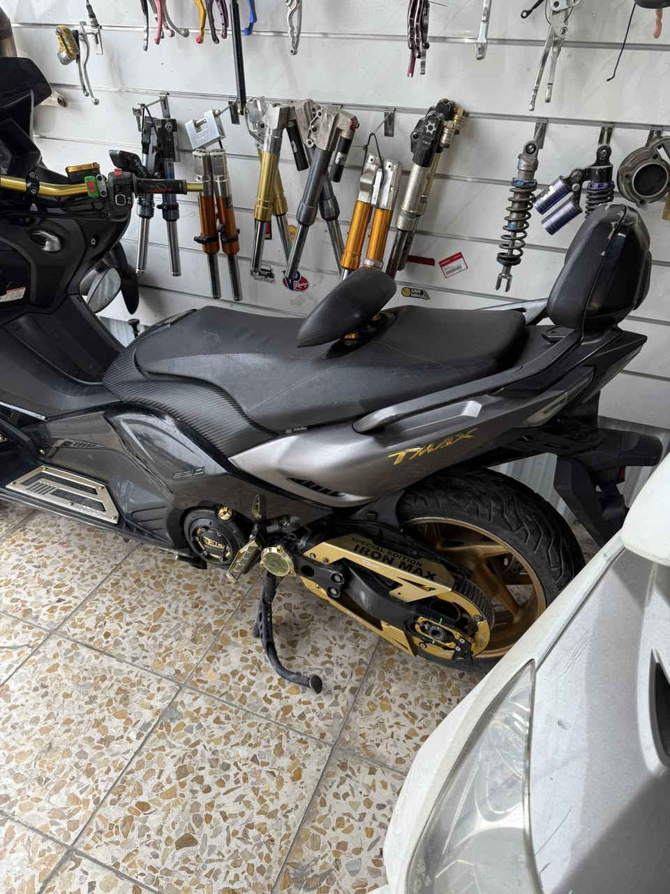 معرض الواثق لتجارة الدراجات النارية
تيماكس مستخدمة 2017 

عليها ادامة كاملة كلج وفايبرات وقايش 

مكينة مكفولة مامفتوحة وكهربائيات كفالة عامة 

بصمتها ضايعة ومطلعين الها بصمة جديدة 
سعرها 47 ورقة وبيها مجال 
العنوان بغداد شارع فلسطين الضلال 
***********
***********
