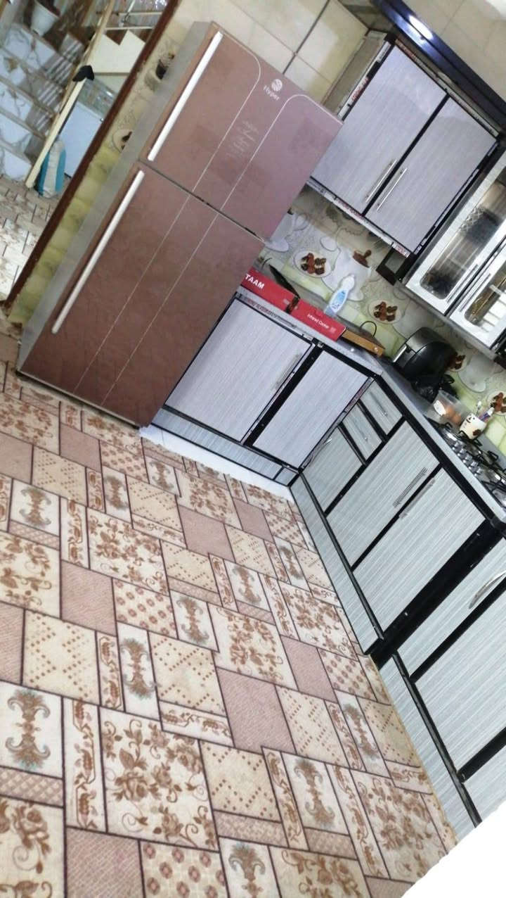 دار سكني للبيع في منطقة حي العسكري شارع ٦٠ زراعي البو جاسم ... (( سند 25 )) اقرار محكمة 
تفاصيل المنزل ؛
غرفتين نوم ... صالة .. استقبال .. مطبخ بارد وحار ..ومخزن وصحيات داخلية وخارجية .. مساحة البيت 180 م² 

الشراي يتصل 
***********
