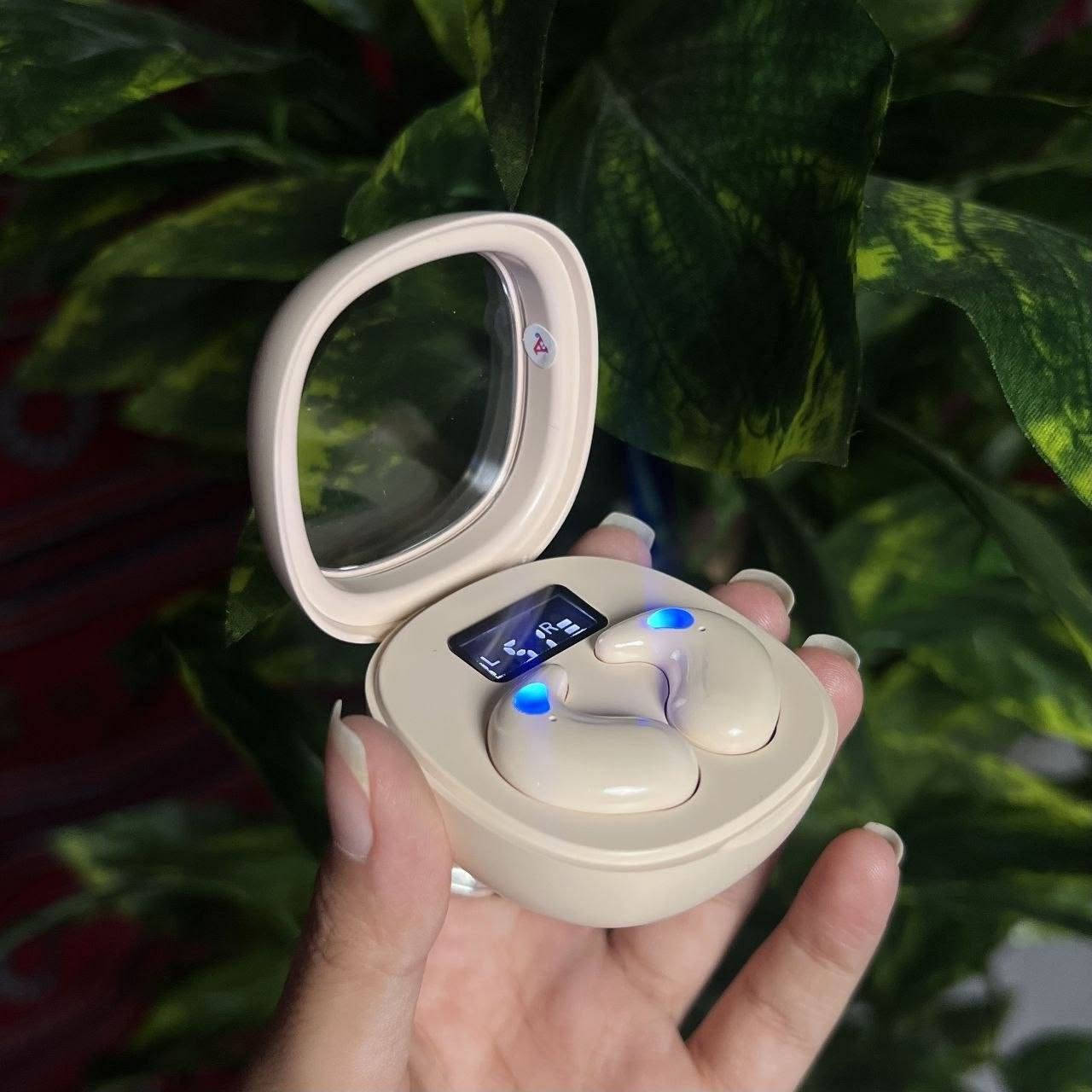 السعر 20 وتوصيل لكل محافظات 5
سماعات بلوتوث لاسلكية Anker soundcore P60i True Wireless Earbuds

استمتع بتجربة صوتية مميزة ونقية مع سماعات الأذن اللاسلكية soundcore P60i من شركة Anker، المصممة لتمنحك أداءً صوتياً قوياً ومكالمات واضحة أينما كنت.

• صوت قوي وعميق: مزودة بمكبرات صوت داخلية بمقاس 10 ملم (10mm Drivers).

• بطارية تدوم طويلاً: تمنحك حتى 10 ساعات من التشغيل المستمر للشحنة الواحدة، وتصل إلى 30 ساعة كاملة مع علبة الشحن.

• مكالمات واضحة بالذكاء الاصطناعي: مجهّزة بميكروفونين (2 Mics) مدعومة بالذكاء الاصطناعي (AI-Enhanced) لتحسين جودة ونقاء المكالمات.

• مقاومة للماء والرطوبة: السماعات تأتي بمعيار مقاومة الماء IPX5 Waterproof مما يجعلها مناسبة للاستخدام اليومي.

• الماركة: soundcore by Anker
• الموديل: P60i (Model: A3949)
• النوع: سماعات داخل الأذن لاسلكية بالكامل (True Wireless Earbuds)
• الاتصال: بلوتوث (Bluetooth)
• حجم المشغل (Driver): 10 ملم
• عمر البطارية: 10 ساعات للسماعات / 30 ساعة مع علبة الشحن
• مقاومة الماء: معيار IPX5

محتويات العلبة:
• سماعات soundcore R50i / P60i
• علبة الشحن (Charging Case)
• كابل شحن نوع (USB-C Cable)


**إذا كنت صاحب هذا الإعلان وتريد حذفه لأي سبب، رجاءا أرسل رسالة إلى الدعم الفني**