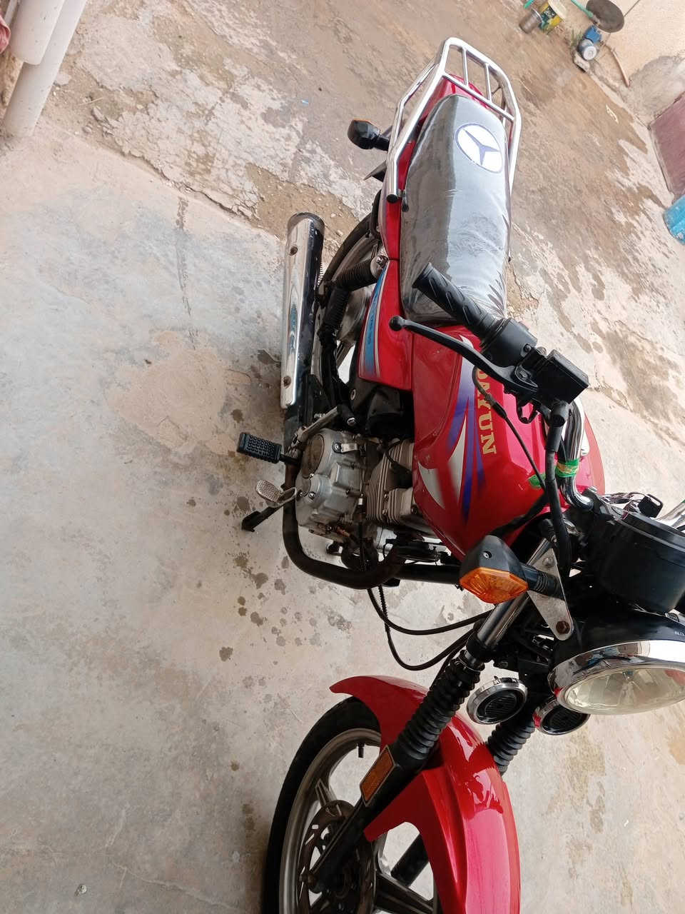 السلام عليكم
دراجه دايمن اوراق سوري 
الدراجه خير من الله بعدها على البلاد مال شركه 
برغي ما مفتوح فيها محرك مقفول 
مكان كربلاء حسينيه 
الاتصال على هذا الرقم 

***********
