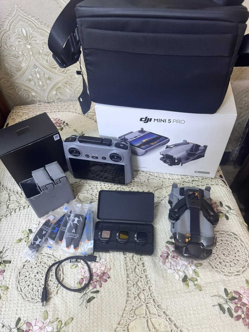 السلام عليكم ورحمة الله وبركاته
يتوفر درون dji mini 5 pro نظيف جدا جدا جدا 

كومبو بلص كامل الملحقات 

بطاريات عدد ٣ 

شاحن ثلاثي 

ريش احتياط 

جنطة 

للحجز او الاستفسار مراسلة ماسنجر او واتس اب على الرقم ***********
