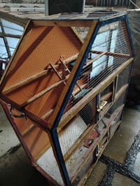 قفص طيور حجم وسط  السعر 25 وبي مجال بسيط  07765749105