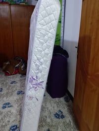 سرير خشبي • غرفة نوم