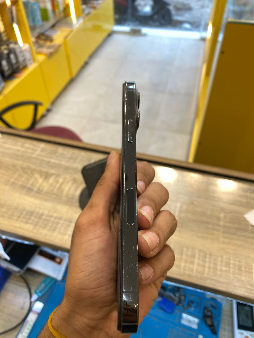 السلام عليكم ايفون 13 برو ماكس ذاكره 256 تلفون مبدل شاشه وبطاريه وكاله ودكمه التطفي التلفون ماتشغل ولكامرات الخلفيه مايشتغلهن رايده مراوس بدراجه ماكس العنوان البصرة التنومه رقم الهاتف للتواصل ***********
