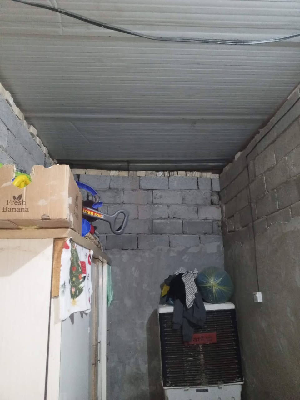 بيت للبيع بحي جواد مساحته ١٥٠ متر سقف سندويج غرفتين ومضيف وهول ومطبخ البيت يرادله ترتيب وشغل سعره ١٠ يرهم اقساط أو نقد 
 مي وكهرباء وتبليط الاستفسار ***********
