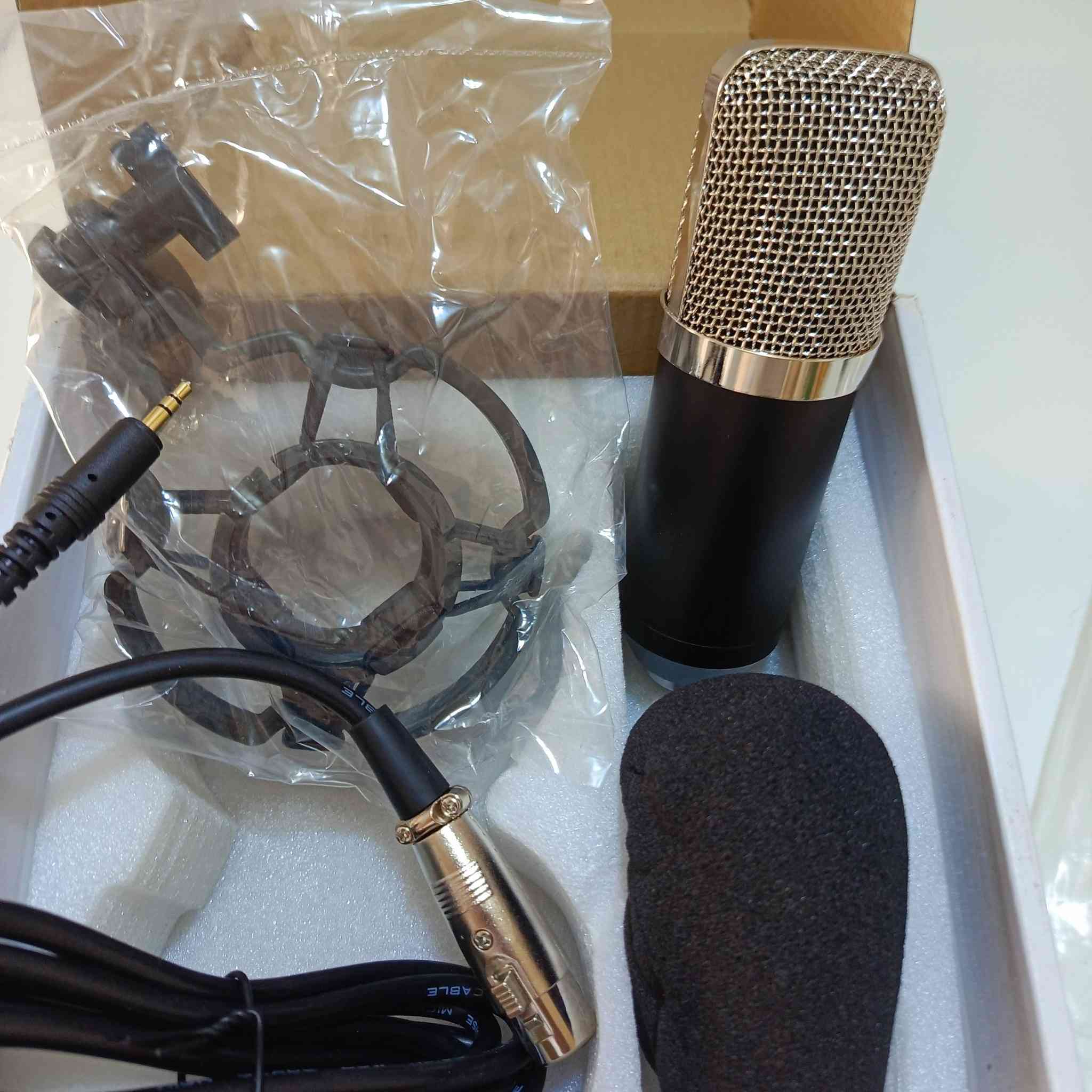 متوفر ميكروفون مكثف (Condenser Microphone) مصمم لتسجيل الصوت والموسيقى باحترافية.نوع الميكروفون: مكثف أحادي الاتجاه (Uni-directional)، 
مما يعني أنه يلتقط الصوت بشكل أساسي من الأمام ويقلل من الضوضاء الخلفية.الاستخدام: مناسب للاستوديوهات الاحترافية، التسجيل المنزلي، البث المباشر، والألعاب.الجودة: يوفر إعادة إنتاج ممتازة للصوت (Excellent Reproduction of Voice and Music).

السعر 18 
يوجد توصيل الى جميع محافظات العراق
@أبرز المعجبين


**إذا كنت صاحب هذا الإعلان وتريد حذفه لأي سبب، رجاءا أرسل رسالة إلى الدعم الفني**