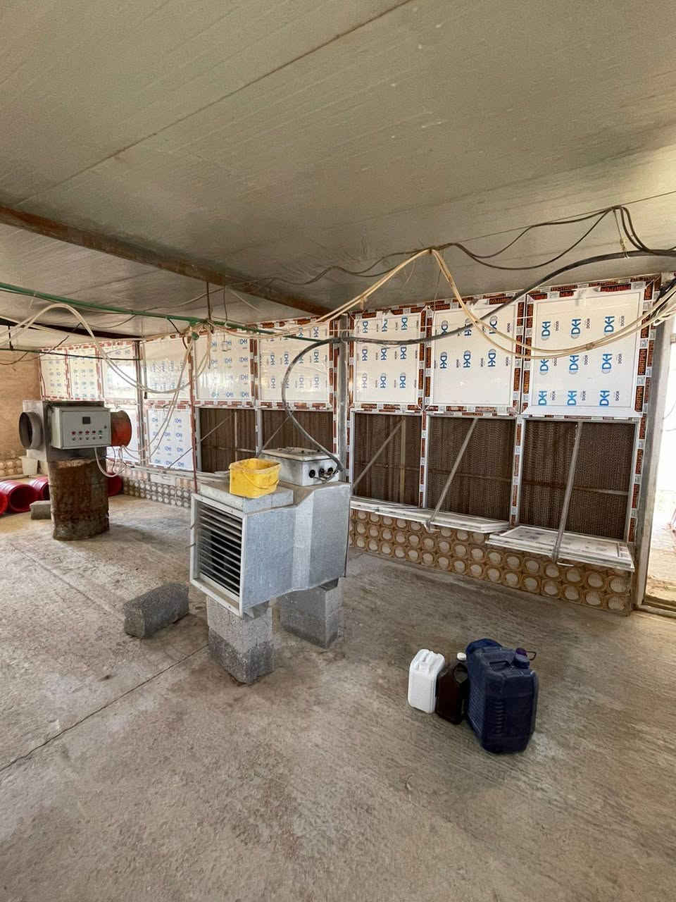 السلام عليكم ورحمة الله وبركاته 

#مكلف_بالنشر 

حقل للبيع، كامل من كل شيء. كهرباء وخطين وماء واصل للحقل، مع مولدتين وعدد كاملة. 

الموقع / راوه

مساحة ١١ ×٧٥

الأرض الواجهة ٤٠ متر والنزال ١٠٠ متر 

السعر الخاص
***********
