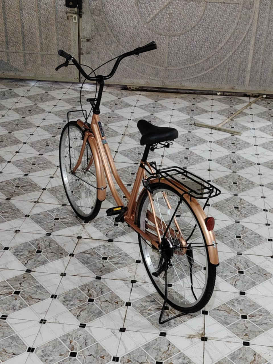 سلام عليكم بايسكل للبيع 
حجم 26
صناعه ياباني 
لون نحاسي 
تجي ويه هديه سله 
سعر 90بي مجال 
لاستفسار رقم الهاتف ***********
موجود خاص
