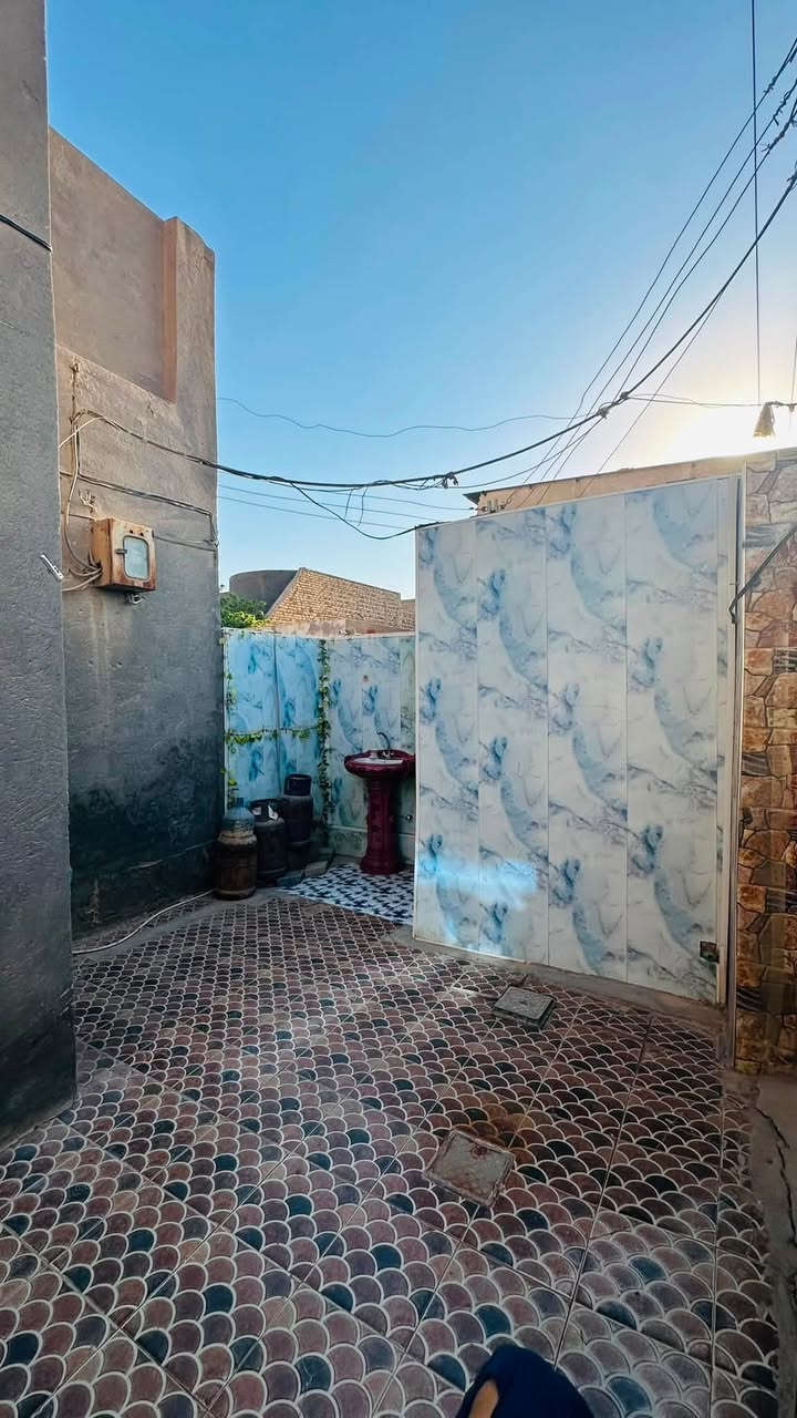 🏡 إعلان بيع دار
للبيع دار سكن 125 متر، ركن على شارعين، موقع ممتاز وخدمات متكاملة.
مميزات الموقع:
📍 مقابل مدرسة.
📍 قريب من صيدلية، مطعم، وأسواق.
✅ تبليط.
✅ ماء.
✅ كهرباء.
✅ مجاري.
✅ أرصفة مقرنصة.
مواصفات الدار:
غرفتان.
صالة.
استقبال.
مطبخ.
حمام.
الأساس كونكريت.
السقف عكادة.
السطح شتايكر كامل.
غرفة بالطابق العلوي (غير مكتملة).
📞 للاستفسار والمعاينة يرجى التواصل على الرقم: (***********).
